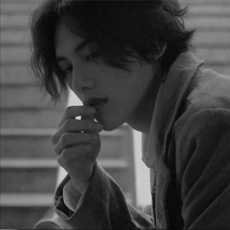  黑白男生头像,上不上镜取决于自己