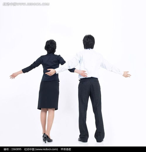 双臂伸开的男女背影