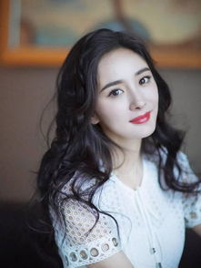  杨幂出席活动不料被旁边路人美女抢镜,但是论腿还是杨幂赢了