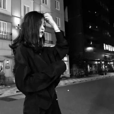  黑白女生头像伤感高清,连伤心的样子都这样的美丽