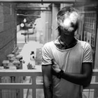  个性黑白男生抽烟头像寂寞如烟遇见你我一直在坠落