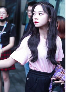  火箭少女穿粉衣录综艺