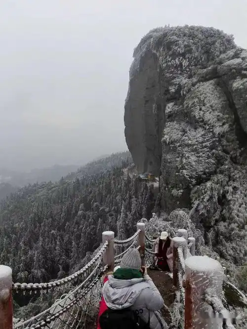  美丽冻人,快来云赏雪看绝美铜钹山