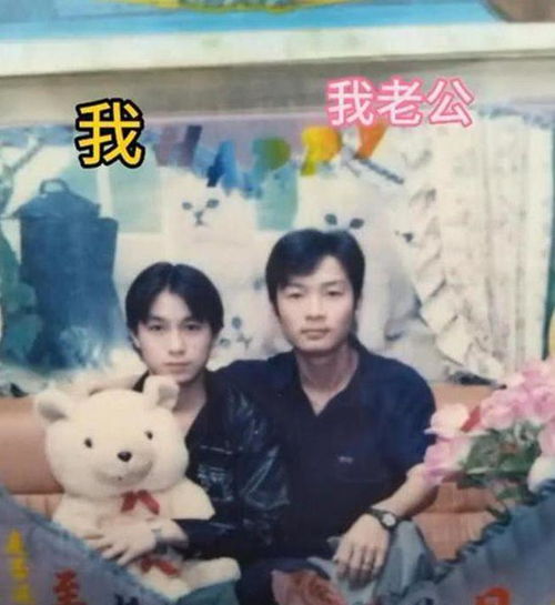  爸,你当年咋下得了手爸妈的旧合照像兄弟,女儿大笑