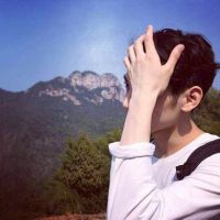  失落的伤感男生qq头像心里放不下望不到躲不开