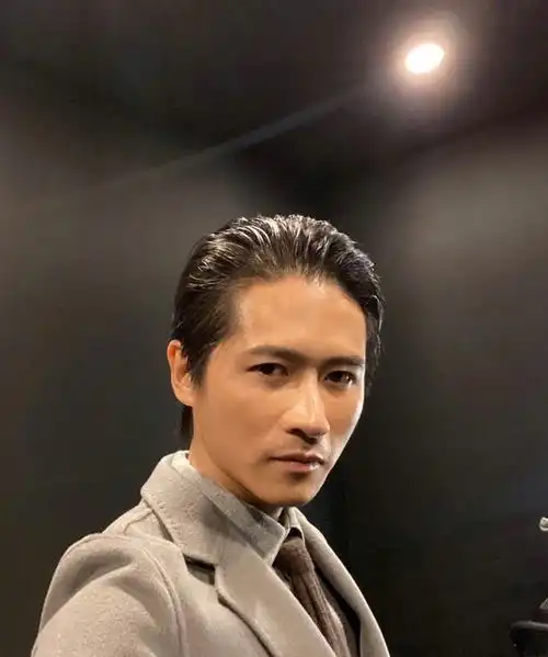  看看郭敬明的下场,才知道韩寒的3次选择有多明智