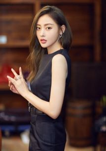  张天爱黑裙出席活动直播获封自信女神