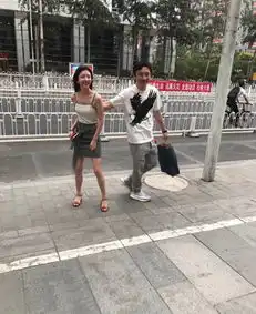  又双叒撒狗粮王思聪豆得儿路边相拥尽显甜蜜组图