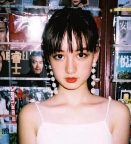  17岁纯天然美少女爆红,天生自带眼线,父母颜值力证没整容