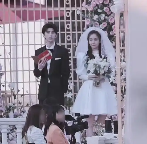  关晓彤参加跑男被区别对待同样是穿婚纱,杨颖却美得像公主