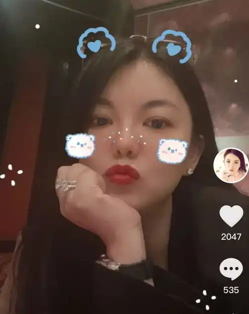  李湘意中人曝光穿情侣装一起自拍,被猜测已经领证