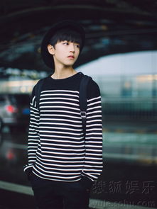  tfboys王俊凯出征纽约机场率性look少年感十足