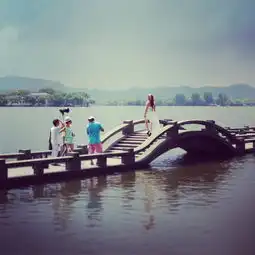  一湖一塔一车一人2013年5月
