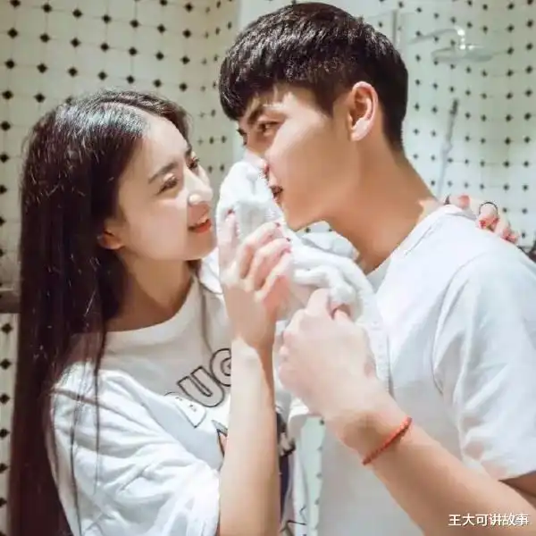  因为没孩子被迫离婚,2年后我大着肚子,去前夫家楼下看热闹