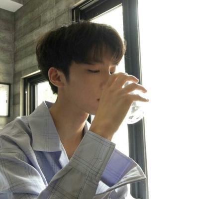  高清成熟帅气男生头像