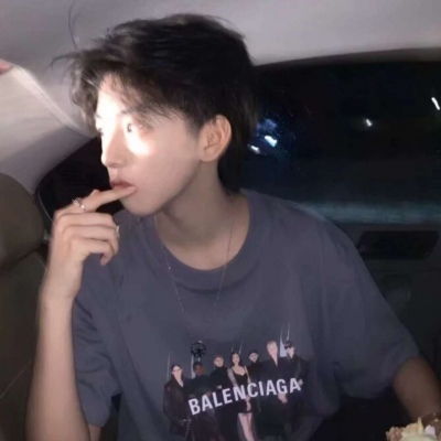  高清好看的暗色系头像男帅气图片