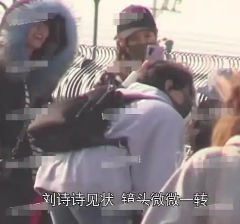  刘诗诗吴奇隆带娃同游迪士尼,隆哥抱娃姿势娴熟,一家三口好幸福