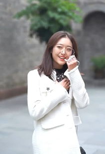  抖音超有气质眼镜美女,笑起来特别好看,网友这是仙女吧