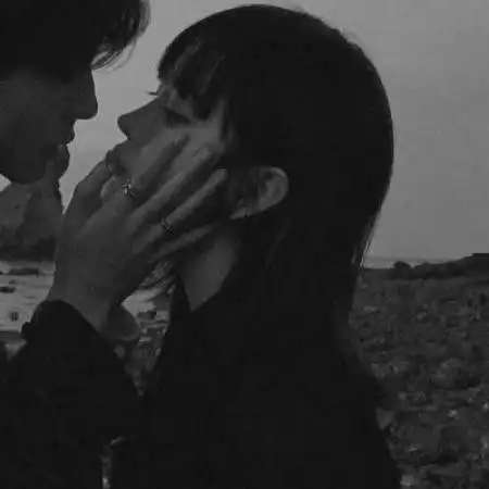  微信情侣头像黑白男女爱是等待爱是陪伴