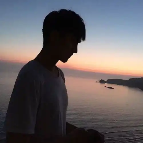  晚霞海边相约