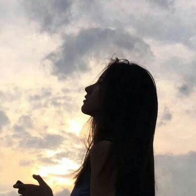  女生头像真人侧脸好看女生真人头像图片半边脸