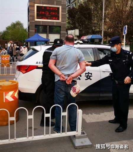  北京一外籍男子拒戴口罩打骂保安被制服,其中国妻子压坏了你要赔偿