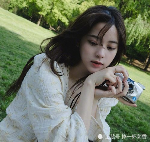  欧阳娜娜穿短裙乘电梯,没有滤镜的庇护,看清生图腿型过于真实