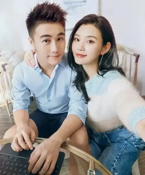  奚梦瑶穿齐肩白裙气质卓越秀发乌黑亮丽美炸了