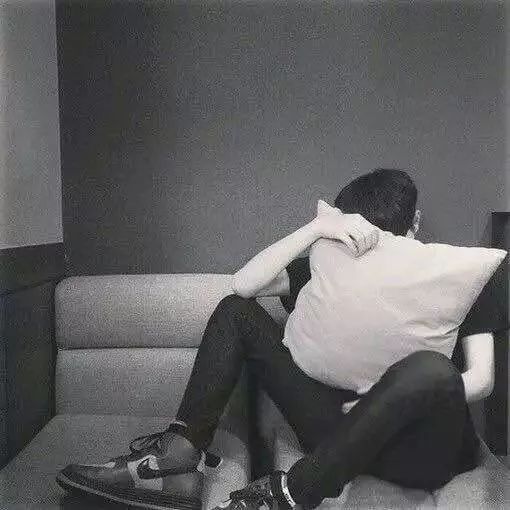 qq头像男生伤感盘腿
