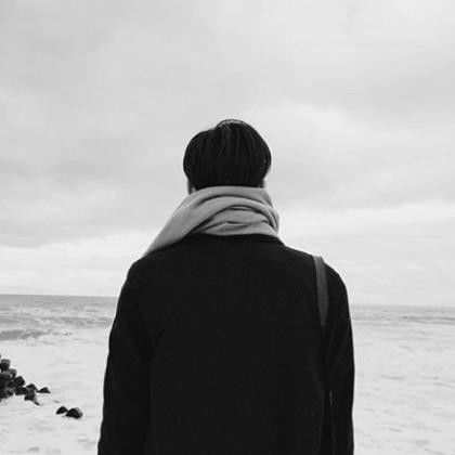  气质背影男头像黑白,一个人去流浪到美丽的地方