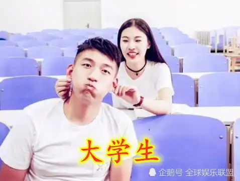  同样是情侣照,高中生甜蜜大学生搞怪,看到社会人爱了爱了