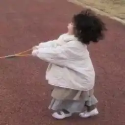  跪求这个小女孩拉着狗的情头