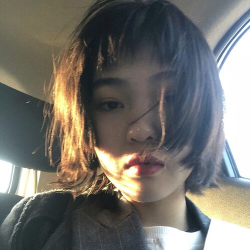  洒满阳光的女生头像