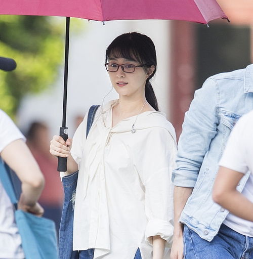  女星空气刘海对比,范冰冰显老,袁姗姗最丑,杨幂最美丽