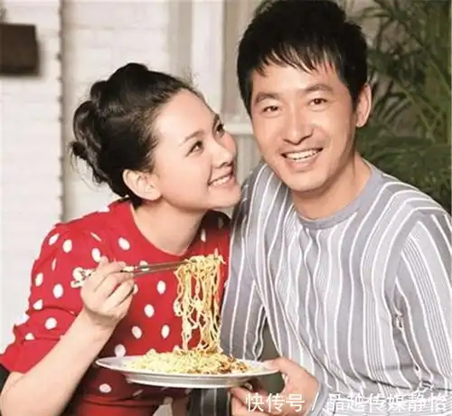  原来他们都是假戏真做,在电视中饰演夫妻,现实中也是夫妻