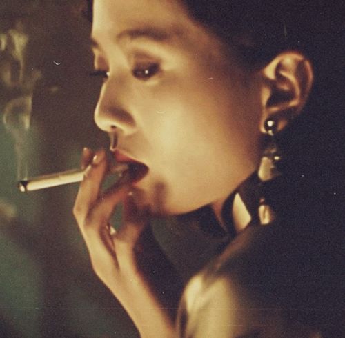  同样是女星抽烟,刘诗诗倪妮有韵味,全智贤痞帅,看到杨幂这么酷吗