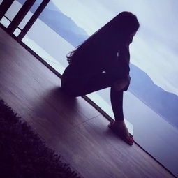 头像女生背影伤感黑白