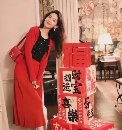  31岁章泽天晒红色套装新年美照幸福笑容似少女