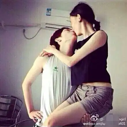 情侣头像亲嘴双人高难度