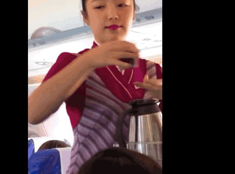  男子飞机上遇见微胖空姐网友倒可乐的那一刻恋爱了