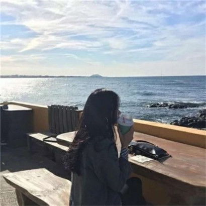  面向大海寂寞远离一切,微信唯美头像女生背影
