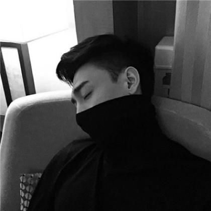  男生颓废伤感黑白头像图片,时间总在怂恿我对你的真心