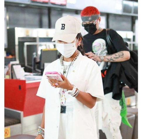  恋情曝光吉克隽逸首次携男友走机场,素颜暴露白脸大变样