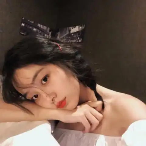  qq头像女生索吻4个小动作,暗示你可以亲她,不要错过了