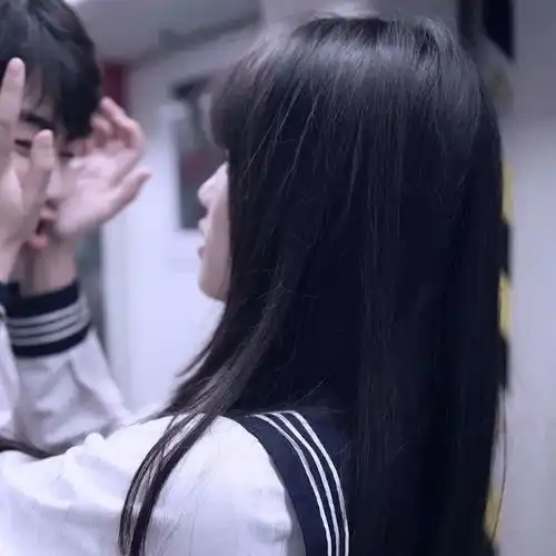 真人情侣头像亲吻