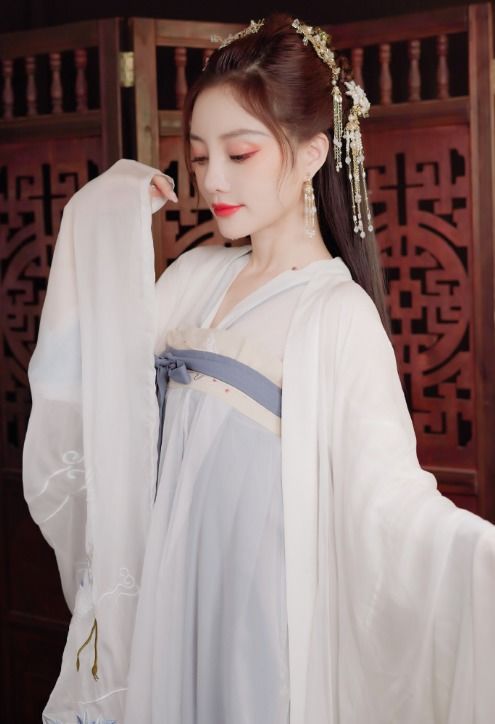  李小璐举办39岁派对,与王若雪相拥而泣,神秘男子出镜引关注
