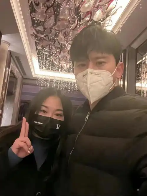  挨得太近张杰与年轻女粉合影贴胸口,姿势亲密似情侣