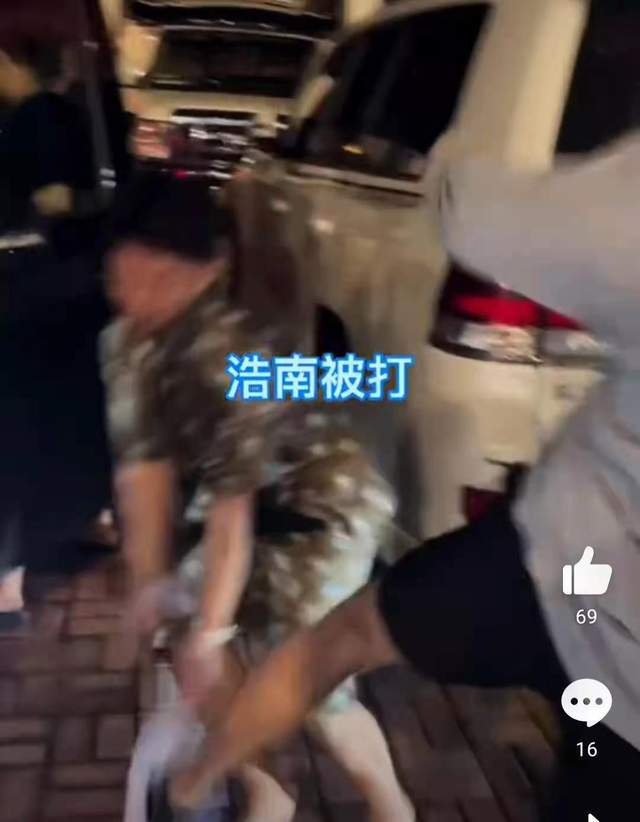  千万粉网红参加活动时被打遭男子猛踹倒地,现场混乱打人者逃窜