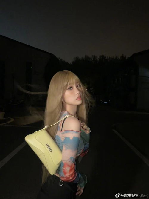 虞书欣金发红衣黑指甲酷拽十足变甜酷芭比少女