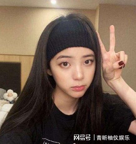 欧阳娜娜我不再穿少女装了,性感红唇配蕾丝裙,换种风格好看吗